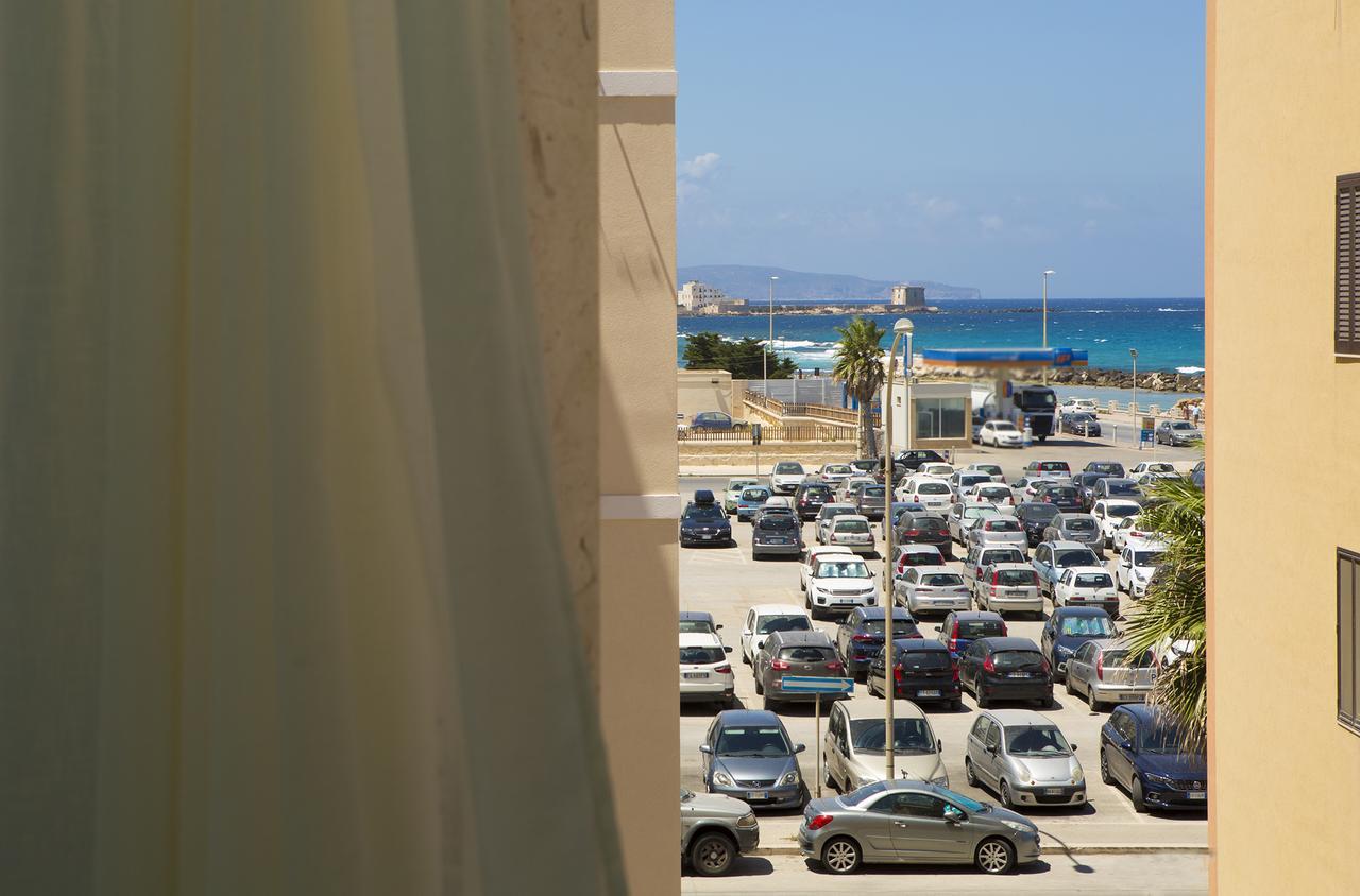 B&B Piazza Vittorio Trapani Bagian luar foto